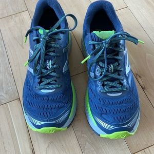 New Balance 880 v 7 Goretex women’s running shoe size 9.5 like new